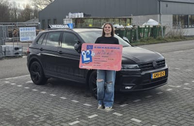 Nicky is geslaagd bij Verkeersschool Linkerbaan