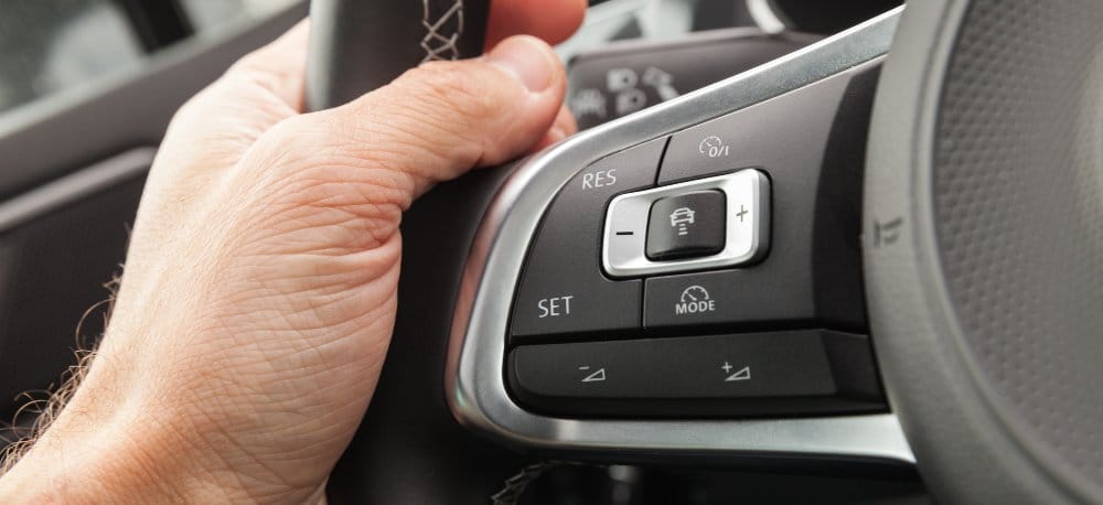 Bediening van adaptive cruise control op het stuur